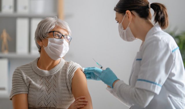 Le vaccin « ne suffira pas » à supprimer le virus : les mesures préconisées par un épidémiologiste
