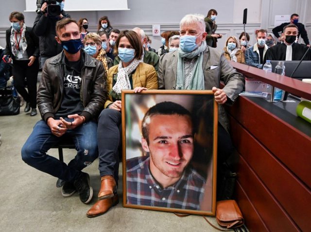 Frappé avec une pierre puis placé à la hâte dans le coffre de la voiture : l’autre récit glaçant de la mort d’Arthur Noyer