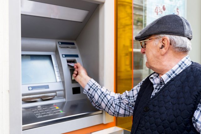 Frais bancaires : les 3 banques les moins chères après 65 ans