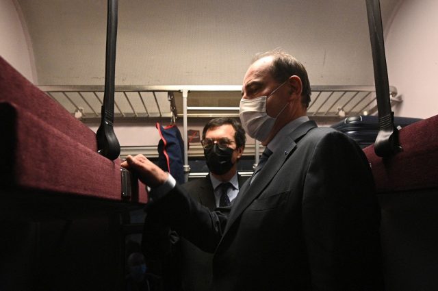 VIDÉO. Jean Castex joue le chef de bord dans le train de nuit Paris-Nice