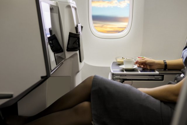 Voyage en avion : pourquoi vous devriez éviter de boire du thé