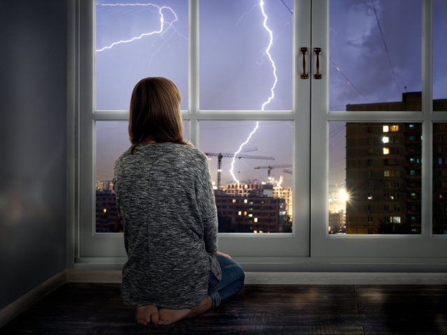 Passer l’aspirateur, prendre un bain, regarder la télé… Ce qui est déconseillé de faire pendant un orage