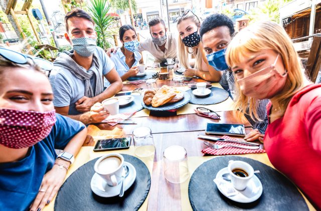 Restaurant : où s’asseoir pour diminuer les risques de contamination ?
