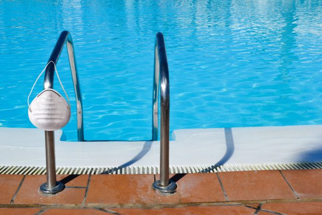 Piscine : faut-il porter son masque autour du bassin ?