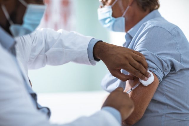 Vaccin contre le Covid-19 : peut-on limiter les effets secondaires ?