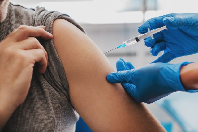 Vaccin Covid-19 : pourrait-il devenir obligatoire pour les 24-59 ans ?