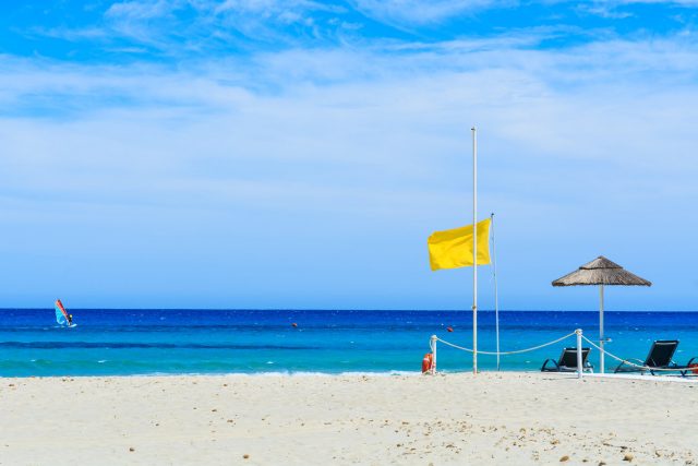Vacances à la plage : que signifient les nouveaux drapeaux de baignade ?