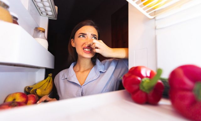 Mauvaises odeurs dans votre frigo : 7 astuces pour les faire disparaître
