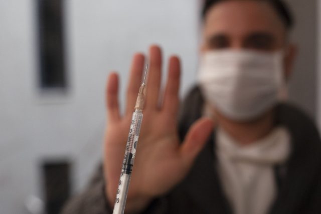 Vous refusez le vaccin ? Voilà tout ce que votre employeur peut vous obliger à faire
