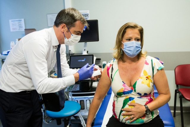 VIDÉO. Vaccin : Olivier Véran a vacciné sa collègue enceinte Olivia Grégoire