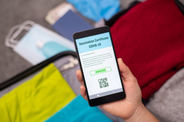 Pass sanitaire : que risquez-vous à utiliser le QR code d’une autre personne ?