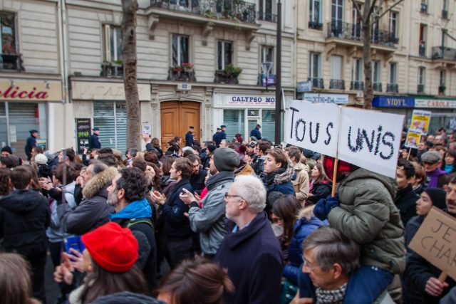 Rassemblements anti-pass sanitaire : que signifie le nouveau symbole des manifestants ?