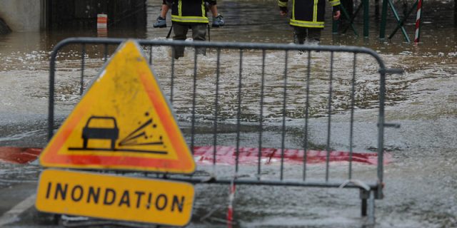 Inondations à Nîmes : les images de l’incroyable sauvetage d’une automobiliste