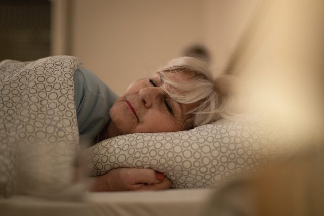 Sommeil : pourquoi il faut dormir 2 heures de plus le week-end